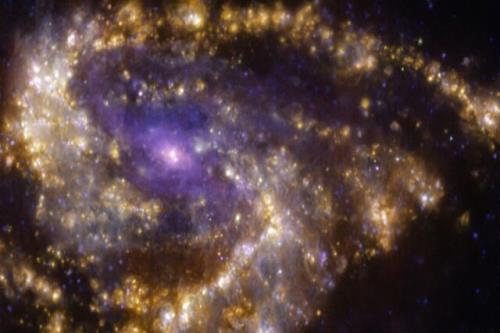 درخشش گازهای طلایی و بنفش در یک کهکشان مارپیچی