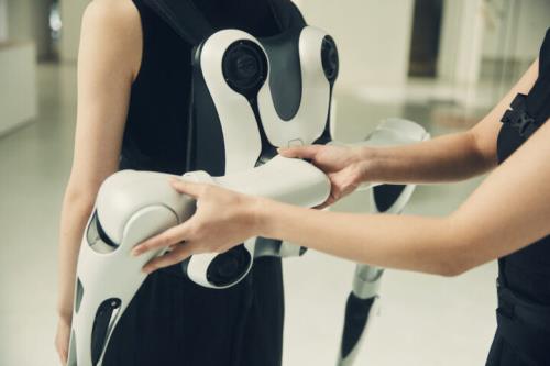 گجت پوشیدنی با ۶ بازوی رباتیک به کمک معلولان می آید