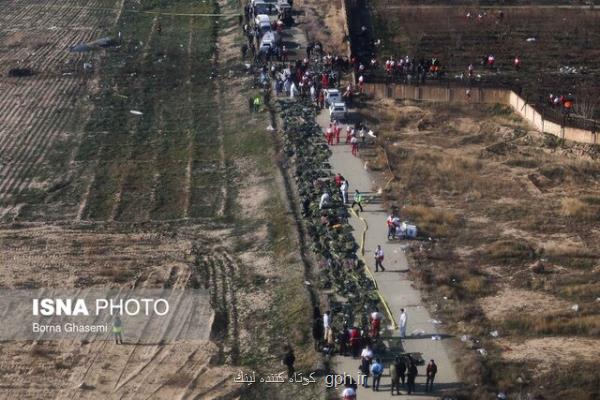 پایین آوردن پرچم دانشگاه كارلتون در احترام به دانشجویان قربانی سانحه هواپیما