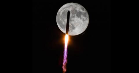 شكار تصویر باشكوه پرواز یك موشك از مقابل ماه